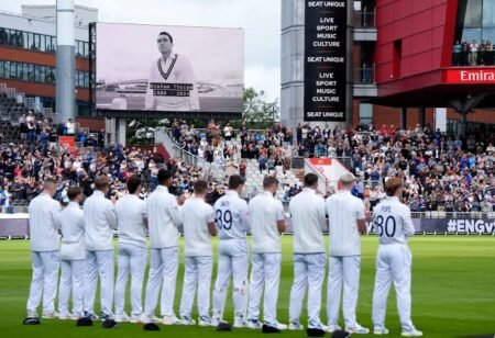 England Players Honoring Graham Thorpe