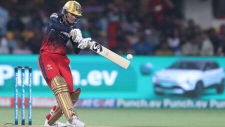 WPL 2025, RCB captain Mandhana's explosive innings of 81 runs defeated DC by 8 wickets!